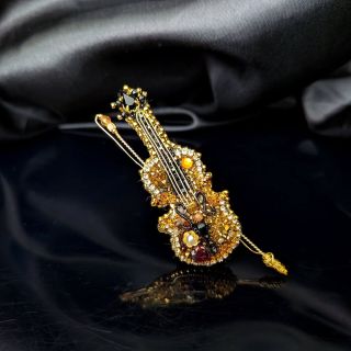 🎻 Česká brož na přání „Husličky“ Tuto brož jsem tvořila jako dárek pro primáše Petr Petrů k jeho jubileu. 🎶 Darovala mu ji...